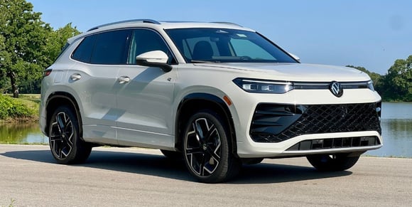 2025-vw-tiguan-sel-r-line-sandstone-10.jpg